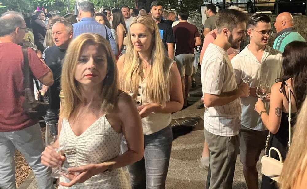 Posjetitelji kušaju autohtona vina na manifestaciji Vinska noć u Blato.
