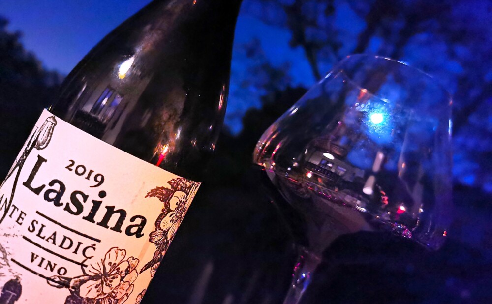 Butelja vina Lasina 2019. vinarije Ante Sladić, autohtonog dalmatinskog crnog vina.