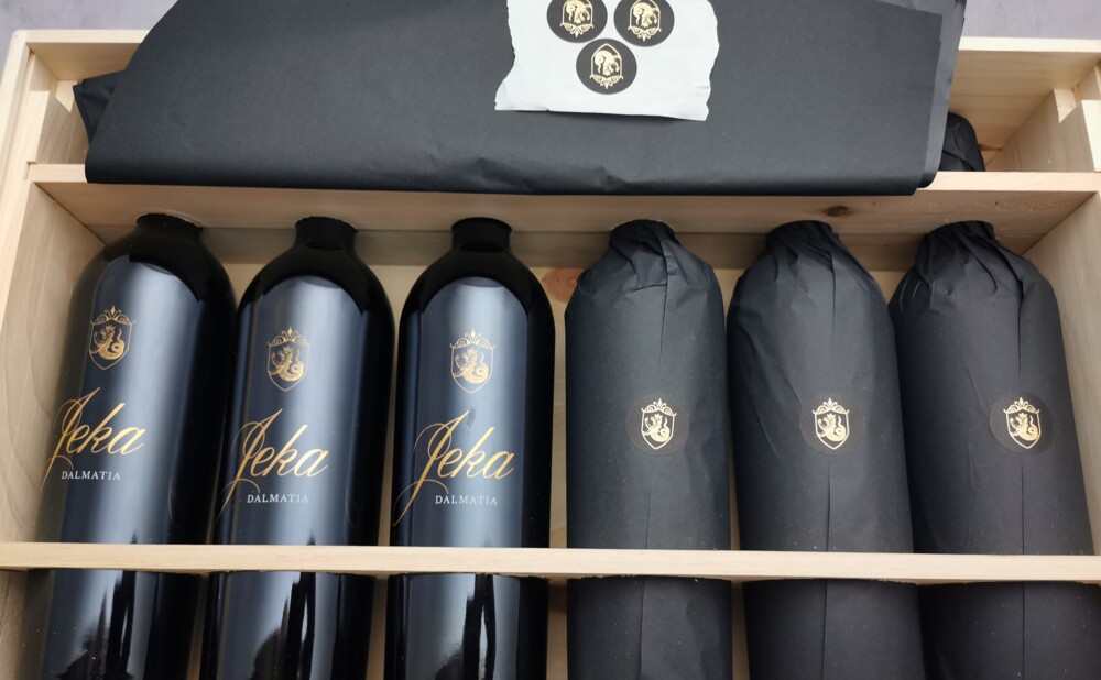 Degustacija dalmatinskih vina uz pogled na vinograde i more južne Dalmacija.