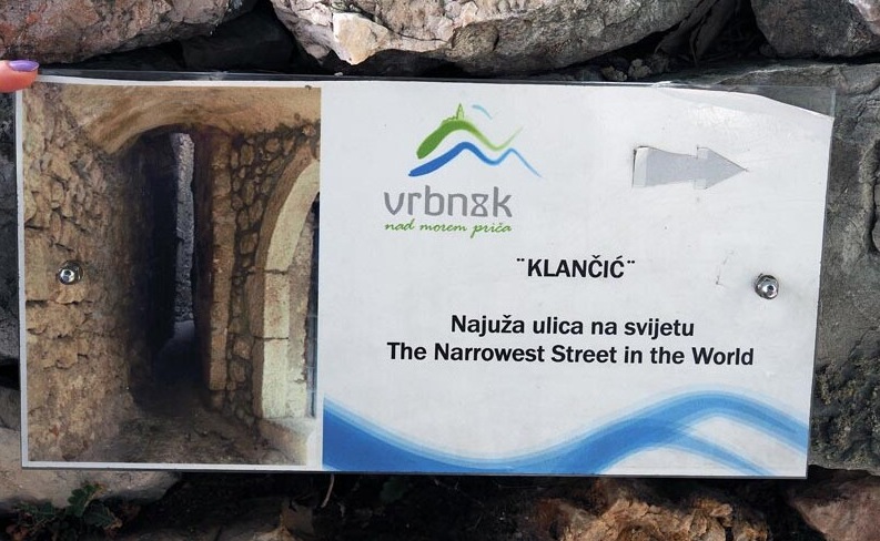 Posjetitelji prolaze kroz Ulicu Klančić, poznatu kao jedna od najužih ulica na svijetu u staroj jezgri Vrbnik.