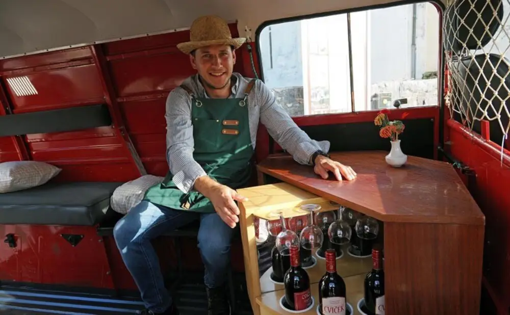 Cviček mobil vozi posjetitelje kroz vinograde Trške gore u slovenskoj vinskoj regiji Posavje.