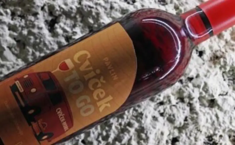 Posjetitelji uživaju u pogledu na vinograde i kušanju cvička tijekom ture Trškom gorom.