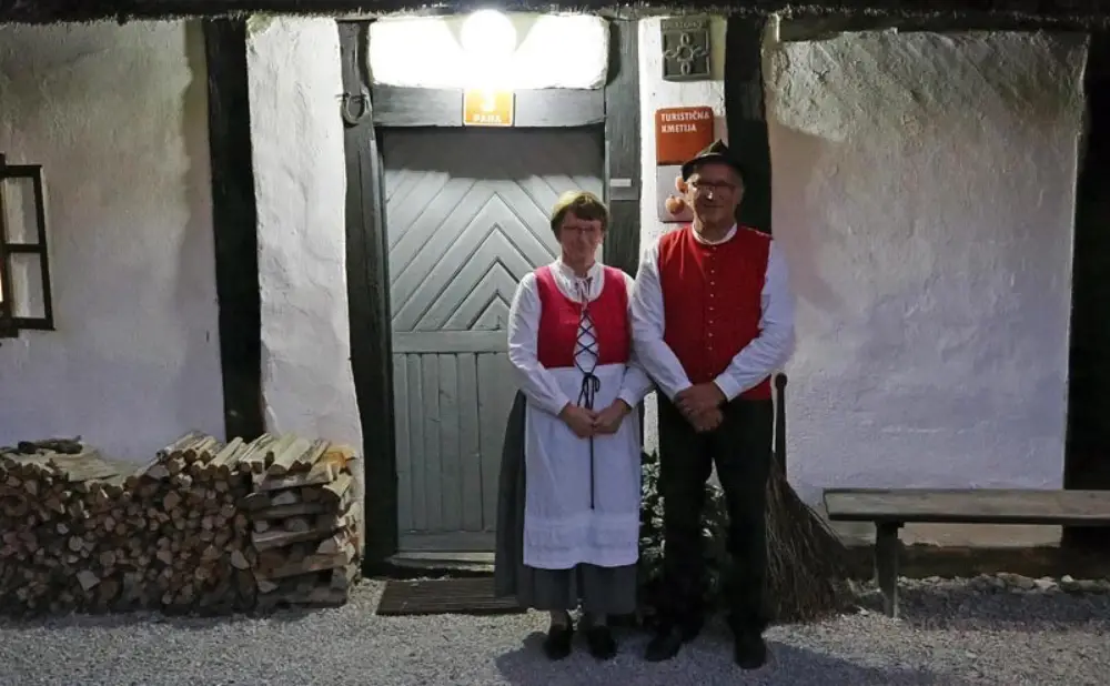 Tradicionalni slovenski cviček predstavljen je kroz turističku vinsku turu i lokalnu gastronomiju.
