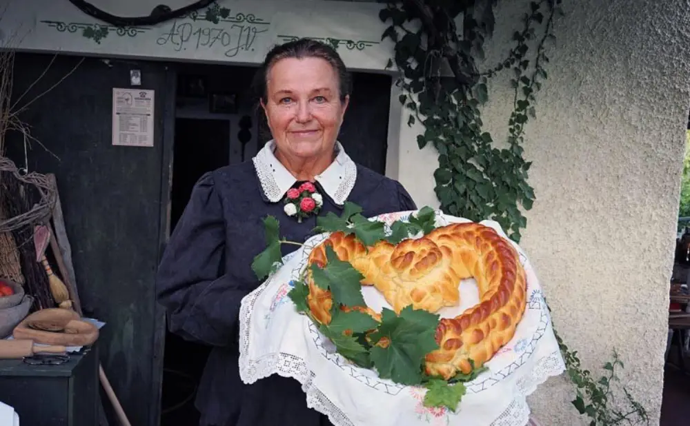 Vinski turizam u Sloveniji spaja tradiciju cvička, vinograde Trške gore i lokalne običaje.