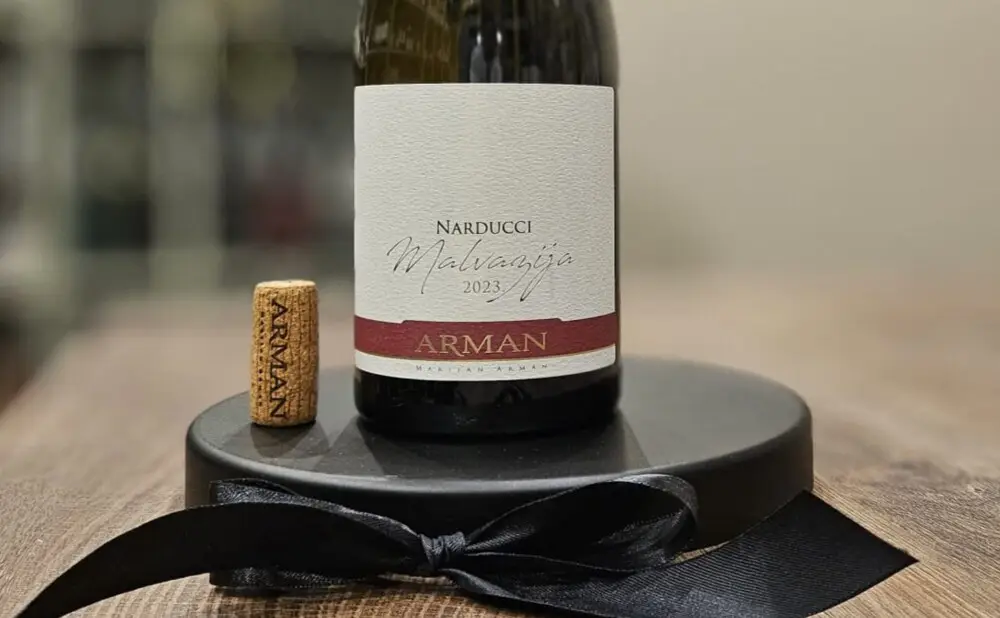 Butelja Malvazije Narducci 2023. vinarije Arman Marijan predstavljena u zagrebačkoj vinoteci.