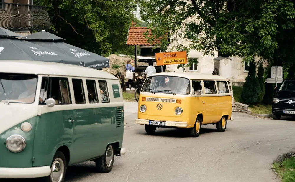 Posjetitelji kušaju pjenušava vina plešivičkih vinarija tijekom Festivala pjenušaca i jagoda.