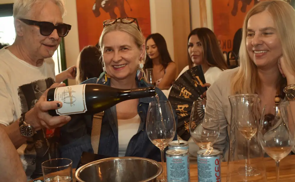 Davor Zdjelarević predstavlja vina povodom 40 godina vinarstva u zagrebačkom vinskom baru.