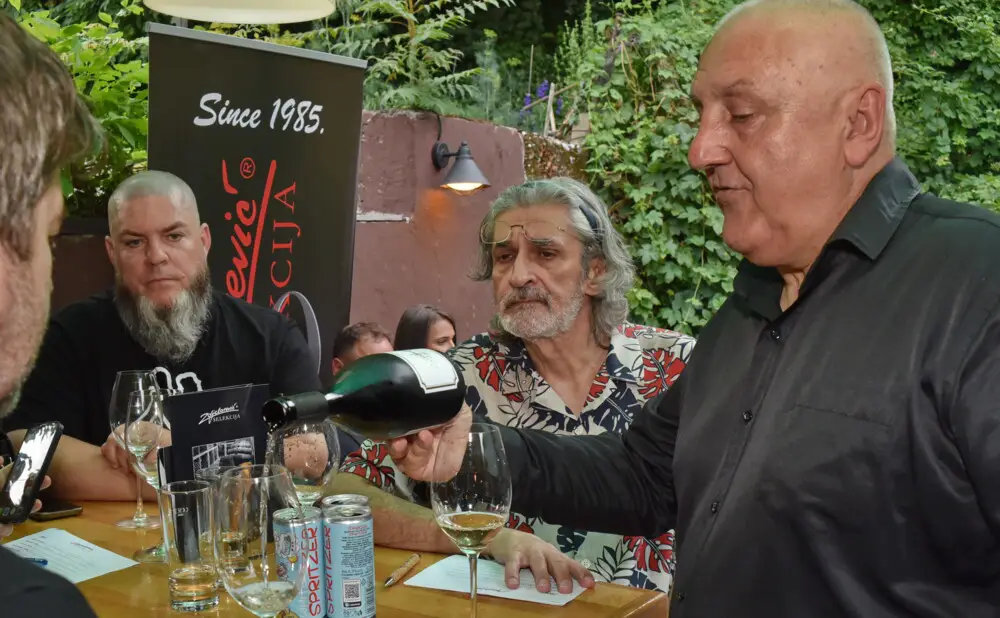 Pjenušac Millennium Vintage 2000. vinarije Zdjelarević poslužen na proslavi obljetnice.