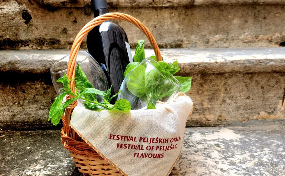Pelješki specijaliteti i vina posluženi tijekom Festivala peljeških okusa na Pelješac.