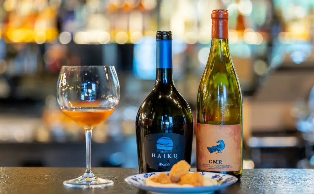 Macerirano vino jantarne boje vinarije Cmrečnjak posluženo tijekom vinske prezentacije.