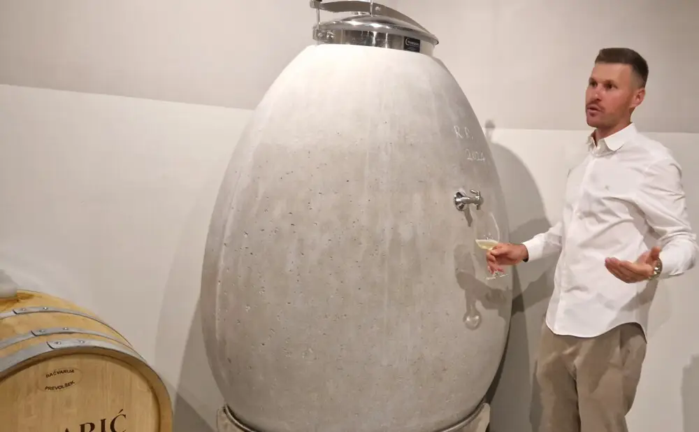 Rosé vino 023 vinarije Žnidarić inspirirano godinama rođenja djece predstavljeno na festivalu Okusi ljeta.