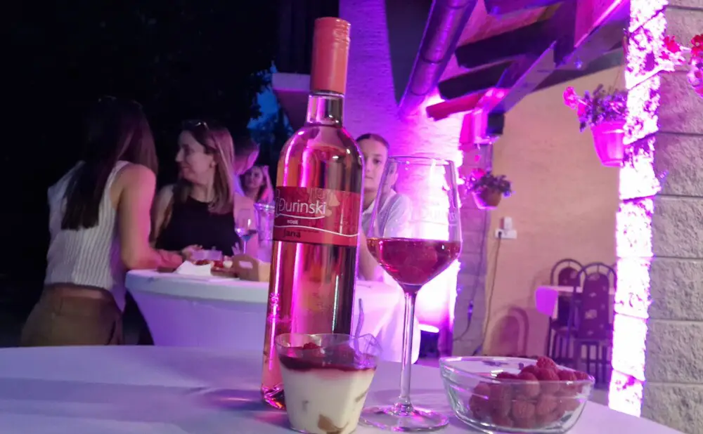 Posjetitelji uživaju u rosé vinima, malinama i glazbi u vinariji Žnidarić tijekom Okusa ljeta.