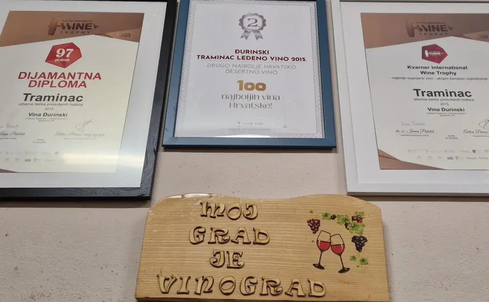 Predikatni tramanci i mladi rosé vinarije Đurinski kušaju se na vinskom događanju kraj Zaprešića.