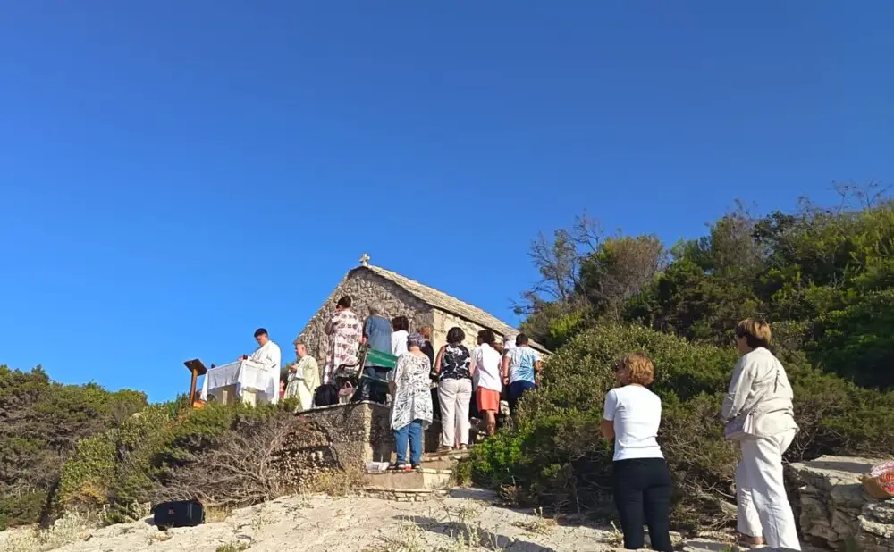 Procesija kroz vinograde Čarskog polja na Korčuli tijekom blagdana Gospe od Čarskog polja.