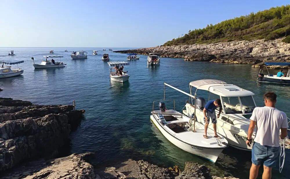 Vjernici i mještani sudjeluju u proslavi Gospe od Čarskog polja uz molitvu, pjesmu i svetu misu na Korčuli.