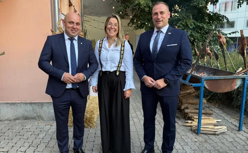 Tamburaši, slavonski specijaliteti i vina obilježili su Večer Srijema i Slavonije u Zagrebu.