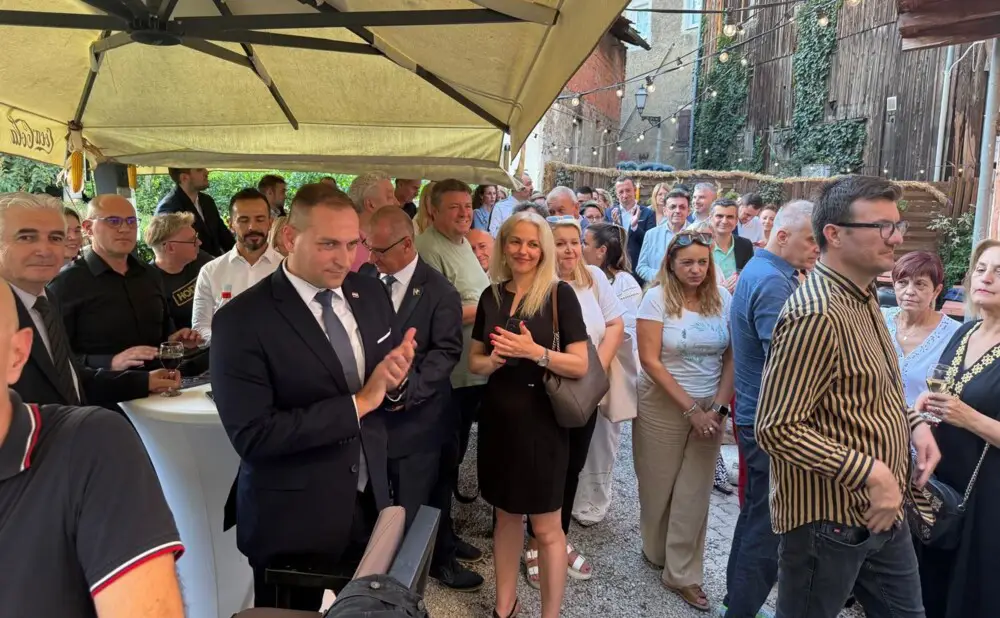Pred Kućom hrvatske hrane Crotaste održano je druženje uz tamburaše i slavonska vina.