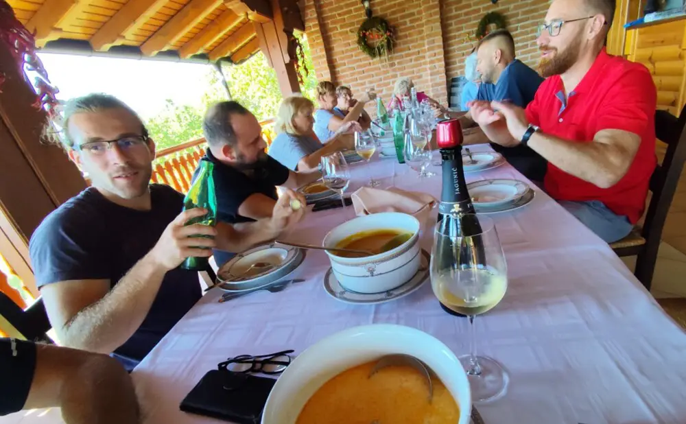 Dominik Jagunić nakon berbe traminca u vinogradu pokraj obiteljske vinarije u Plešivici.