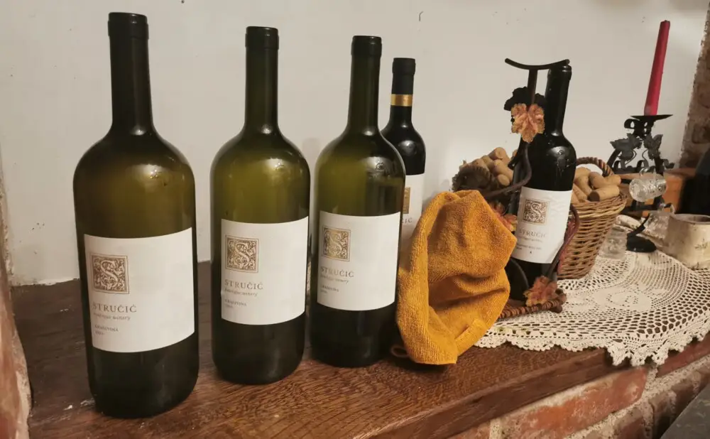 Detalj boce rajnskog rizlinga vinarije Stručić tijekom stručnog kušanja vina.