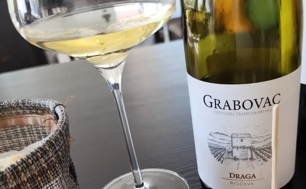 Bijelo vino Grabovac Draga Riserva 2022. iz Imotskog predstavljeno uz jesenski stol i lagana jela.