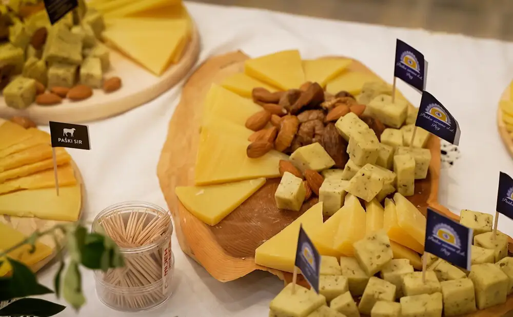Presentation tables with wines, cheeses, olive oils and honeys from Zadar County.