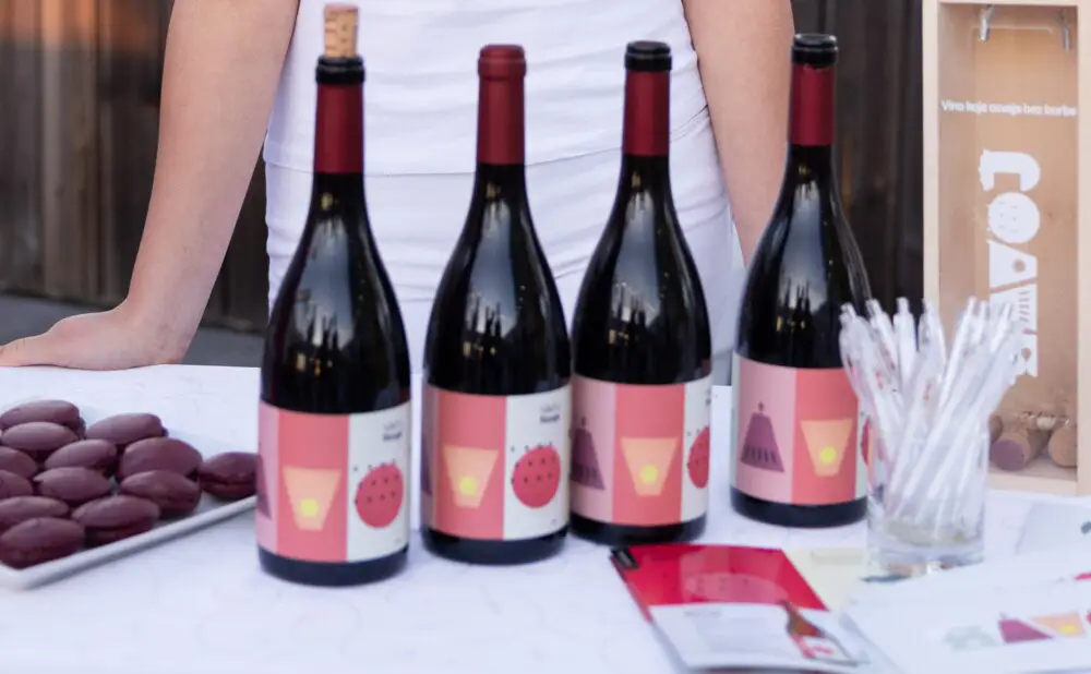 Sávoj Rouge 2023 moderno je crveno vino namijenjeno mlađim generacijama ljubitelja vina.
