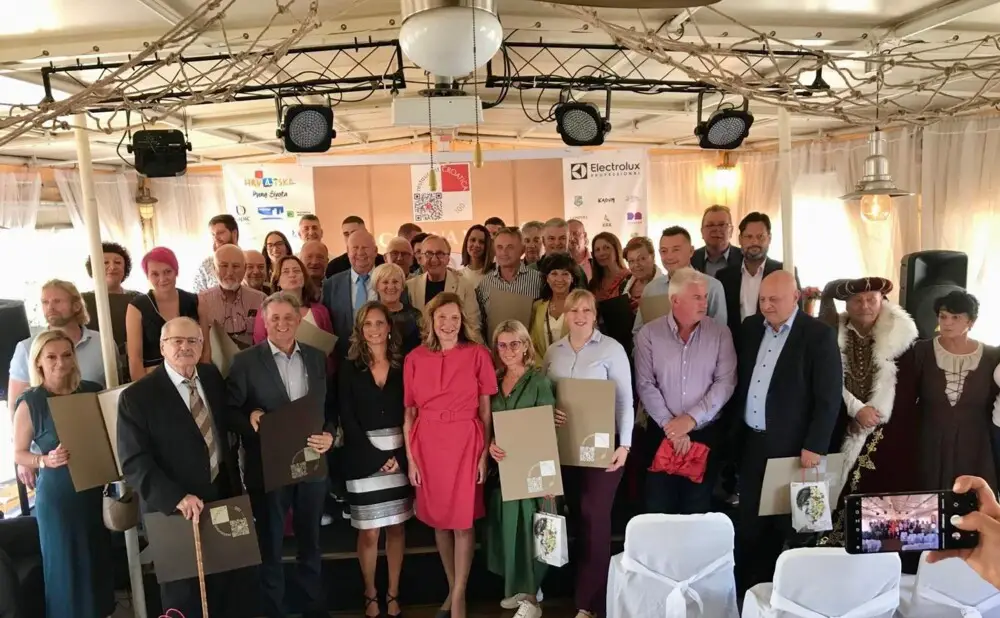 Predstavljanje knjige Restaurant Croatica 2025/26 na Botelu Marina u Rijeci uz okupljene ugostitelje i gastronome.