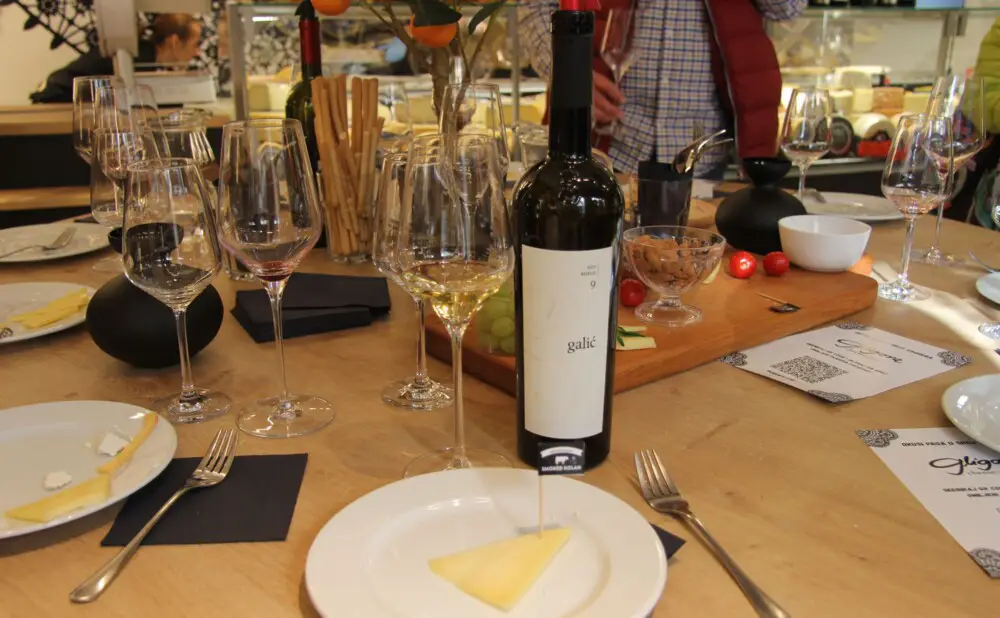 Pošip Ego poslužen uz sir Žigljen na degustaciji sireva i vina u Zagrebu.