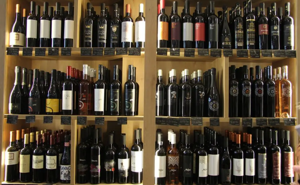 Extra stari paški sir Gligora poslužen uz Le Clos 9 iz 2017. na otvorenju trgovine u Jurišićevoj.