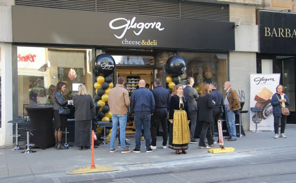 Posjetitelji kušaju paške sireve i vrhunska vina na otvorenju Gligora Cheese & Deli trgovine u Zagrebu.