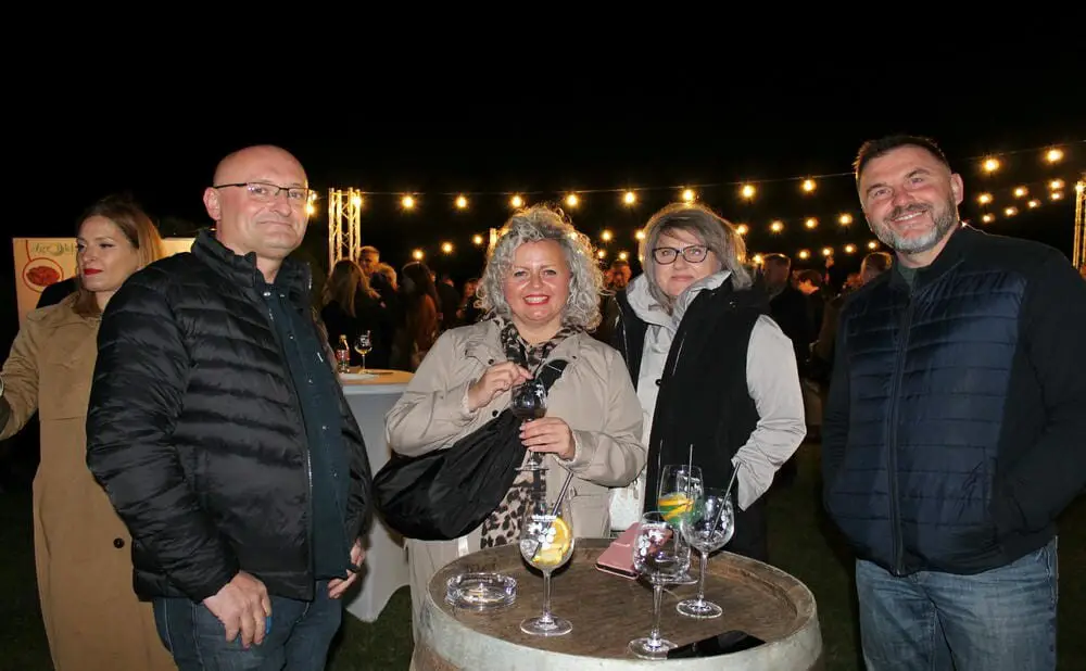 Gosti uživaju u eno-gastro ponudi i vinskim degustacijama tijekom festivala na Principovcu.