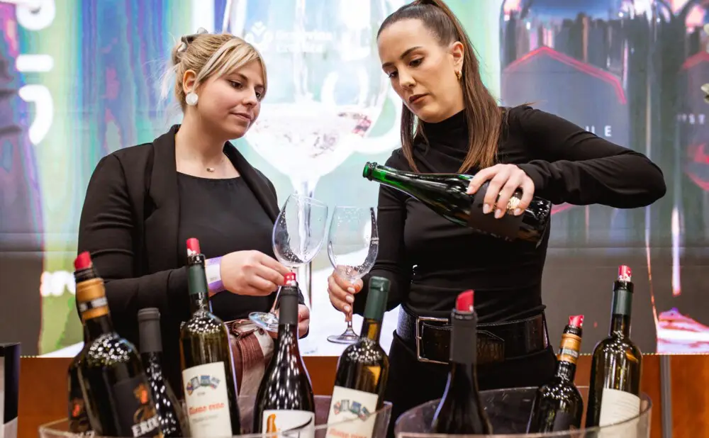 Najava festivala WineOS 2026 u osječkom Gospodarskom centru uz izlagače vina i destilata.