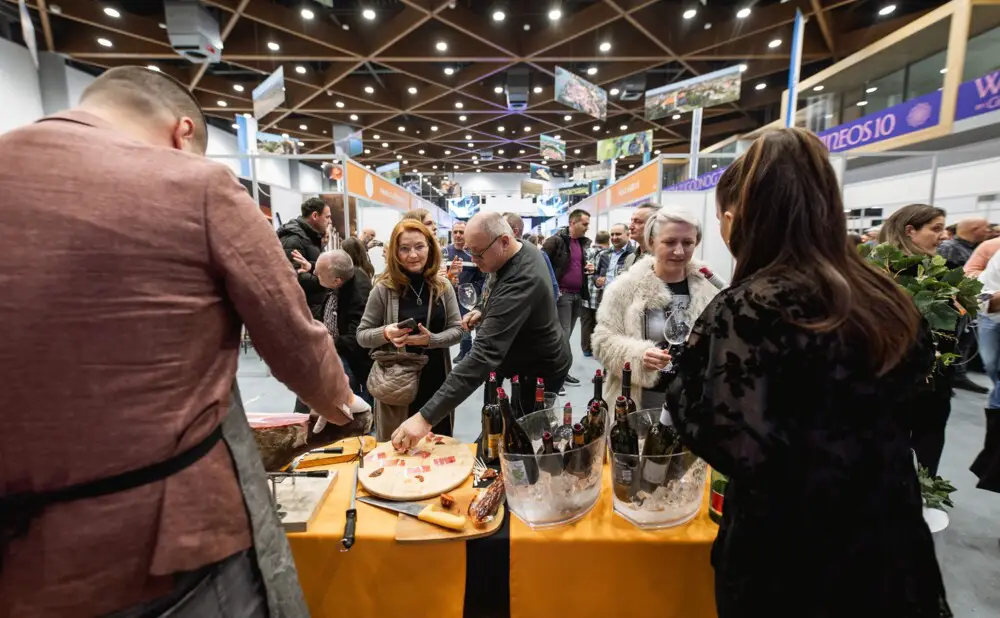 Posjetitelji obilaze izlagačke prostore i kušaju vina na festivalu WineOS u Osijeku.