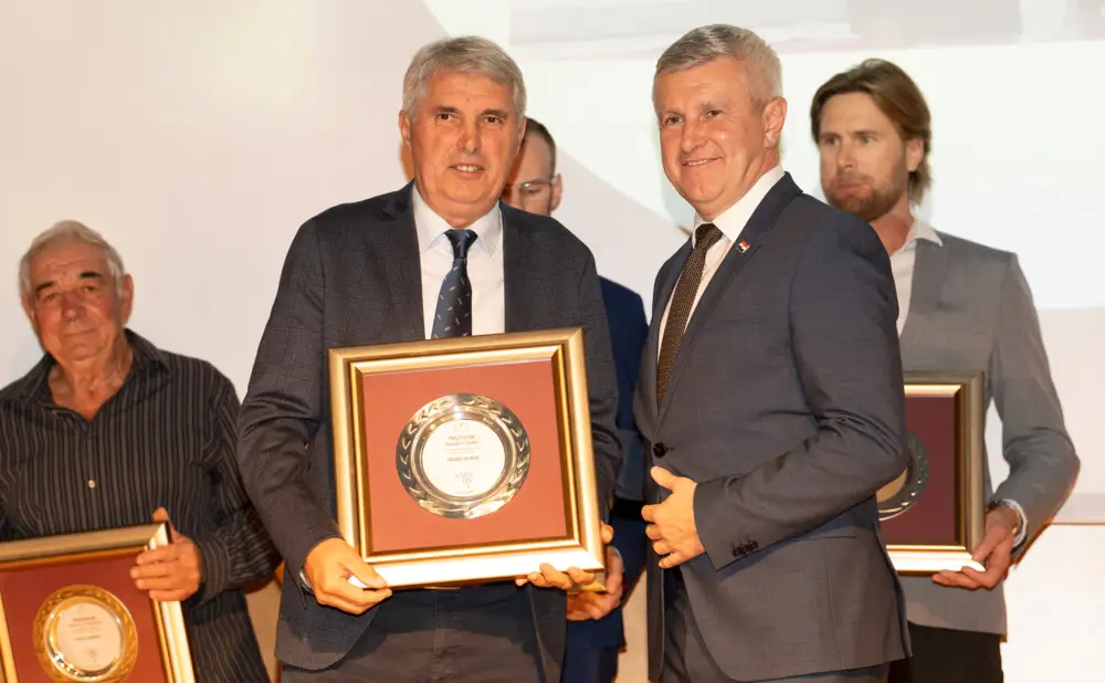 Prof. dr. sc. Jasminka Karoglan Kontić prima priznanje Stjepan Bulić na Sabatini za doprinos vinogradarstvu i vinarstvu.