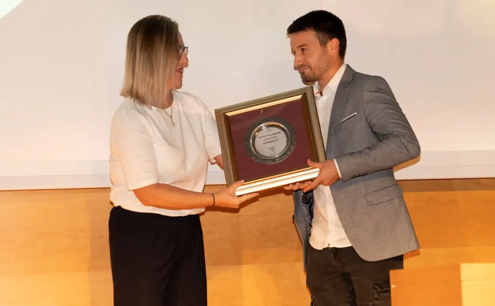 Predstavnici Gospodarskog lista primaju Zlatno pero Sabatine za medijsku promociju vinogradarstva i vinarstva.