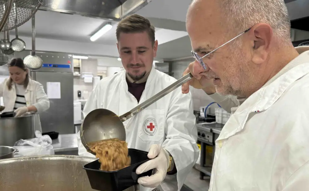 Vinari Kvarner Wines i djelatnici Crvenog križa Rijeka zajedno pripremaju obroke za korisnike pučke kuhinje u humanitarnoj akciji Danas za vas.