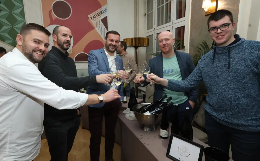 Atmosfera vinskog festivala Rizling raj(n)ski uz kušanje rizlinga i druženje vinskih entuzijasta.