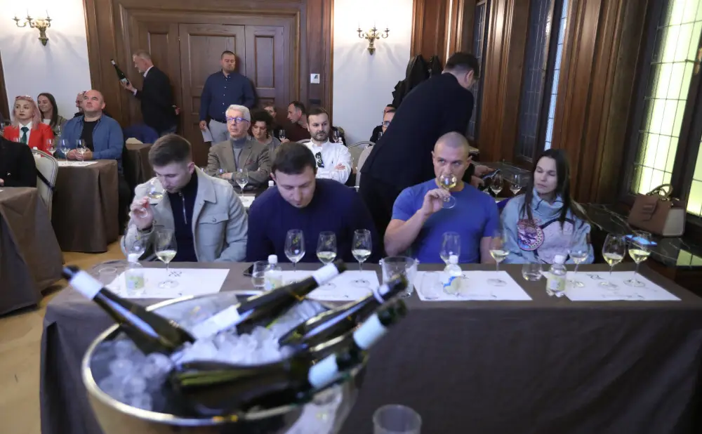 Posjetitelji kušaju rizlinge na Festivalu Rizling raj(n)ski u hotelu Capital u Zagrebu.