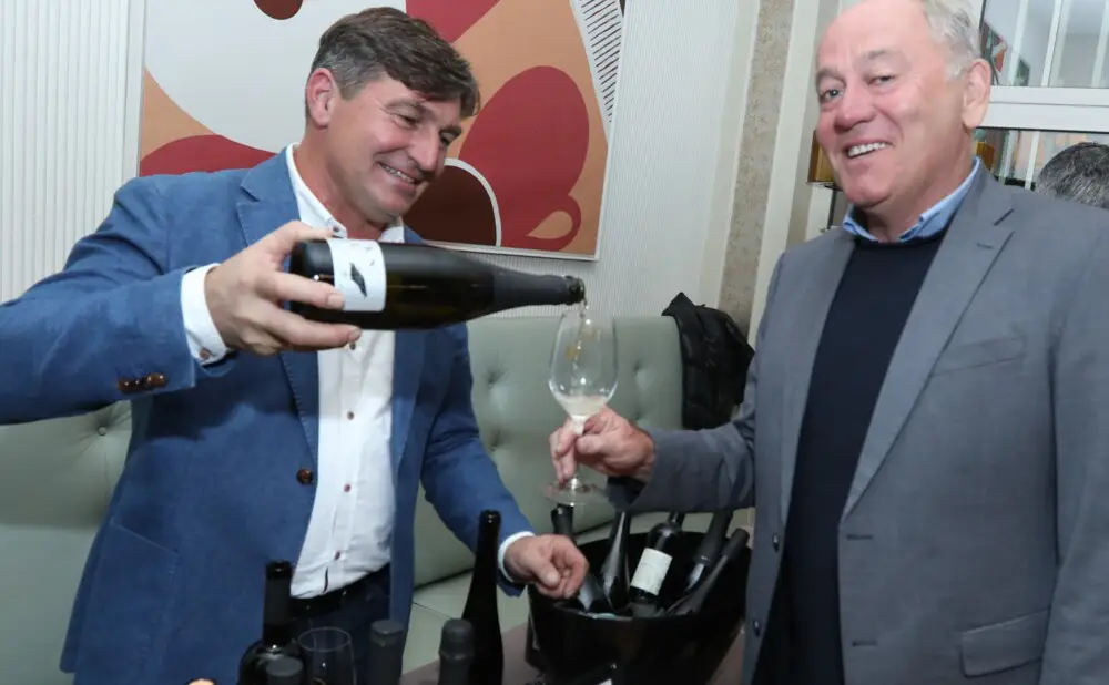 Vina hrvatskih i stranih vinara predstavljena na Festivalu Rizling raj(n)ski u Zagrebu.