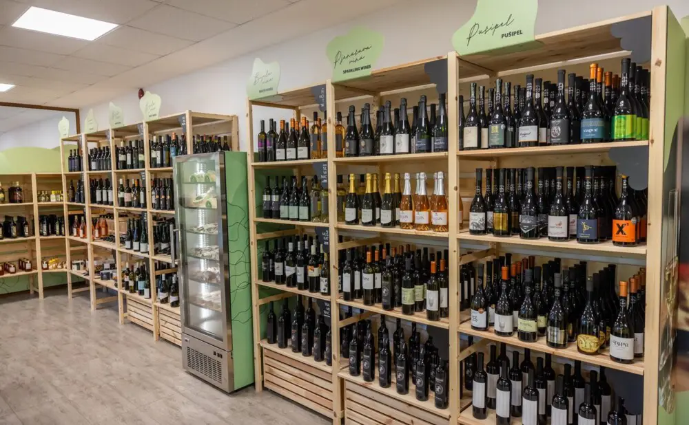 Boce mladih međimurskih vina berbe 2025. izložene u Svjetskom centru Pušipela.