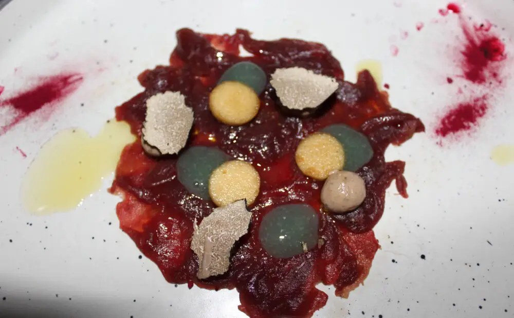 Cabernet Sauvignon Barrique Experience 2021. poslužen je uz crnu slavonsku svinju i demi-glace.