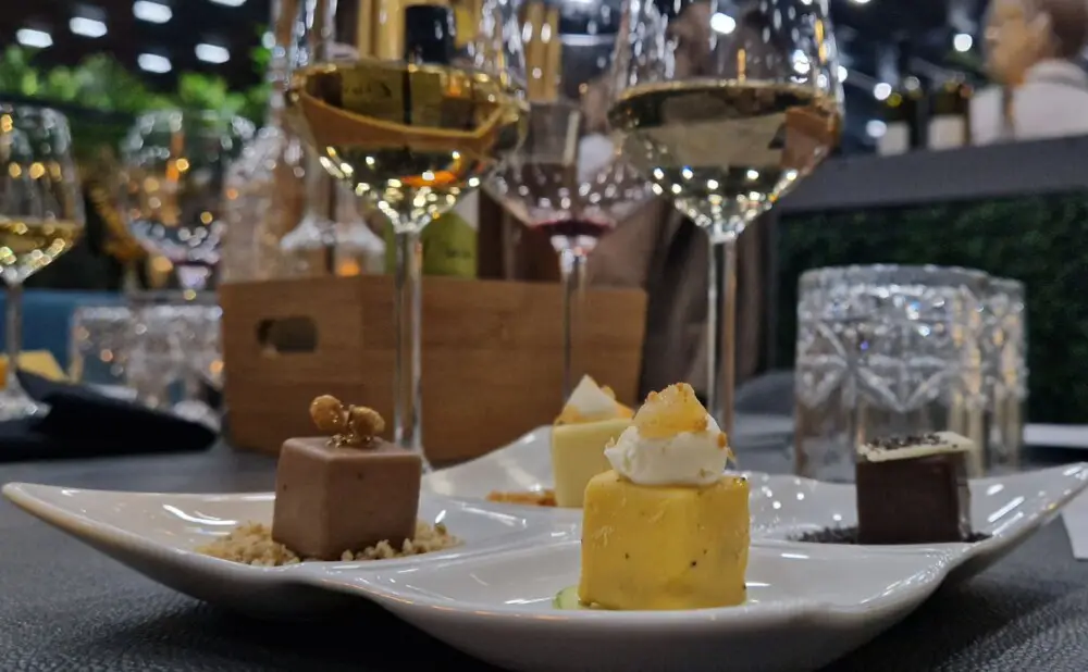 Croatia by Glass povezala je vinsku i gastronomsku scenu kroz večeru s više slijedova i vinskih pairinga.