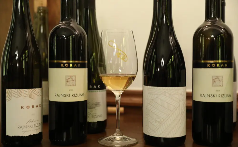 Vinarija Korak poznata je po dugovječnim rizlinzima i vinima iz linije U potrazi za zaboravljenim vremenom.