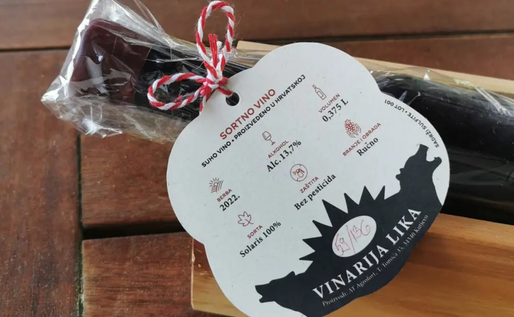 Prvo ličko vino berbe 2022. punjeno u limitiranu seriju polubuteljki u drvenim kutijama.