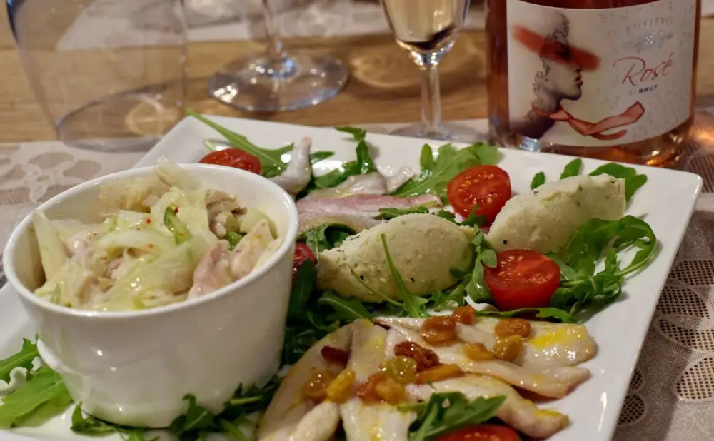 Tris hladnih ribljih predjela poslužen je uz pjenušac Rosé Premium brut vinarije Kutjevo.