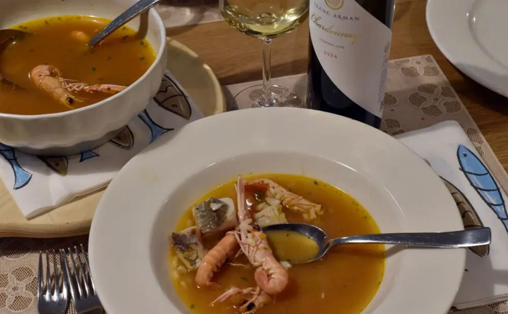 Riblja juha sa škampima i bijelom ribom sljubljena je s Chardonnayem 2024. vinarije Franc Arman.
