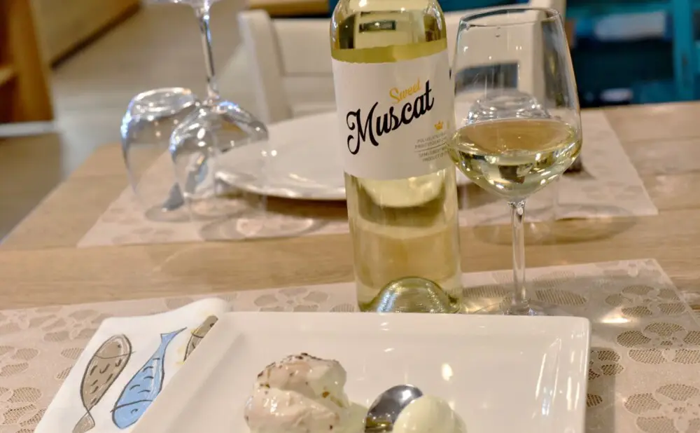 Profiterol s čokoladom poslužen je uz sladoled od maslinova ulja brenda Valle Losca Gelato.