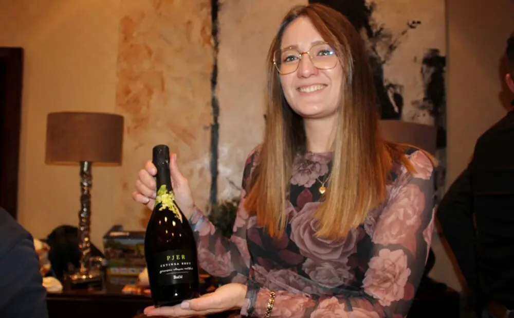 Pjer je pjenušac vinarije Bačić proizveden od autohtone korčulanske sorte cetinke.