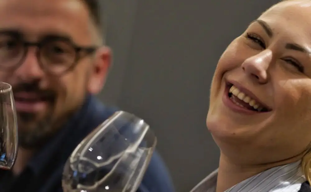 Kristijan Harjač demonstrira dekantiranje vina na prvenstvu sommeliera Hrvatske.