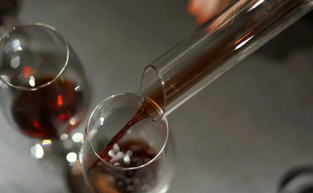 Natjecatelji ocjenjuju vina na slijepo tijekom prvenstva sommeliera Hrvatske.